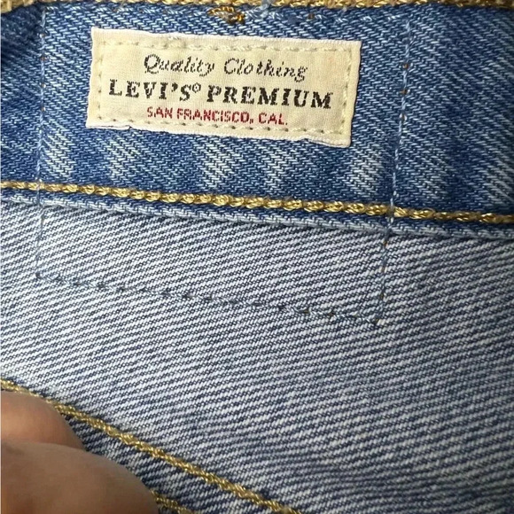 Levi's Women's Premium 501 Original Shorts - Picture 5 of 7
